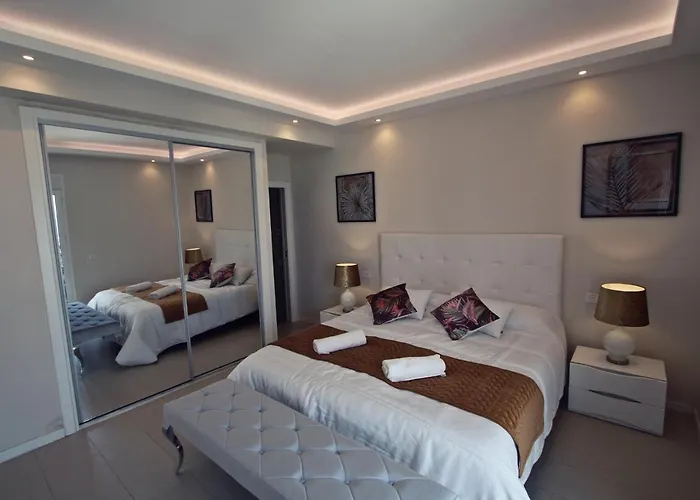 Apartament Marbella Home Rentals - Frontline 2Br Penthouse, Puerto Banus *