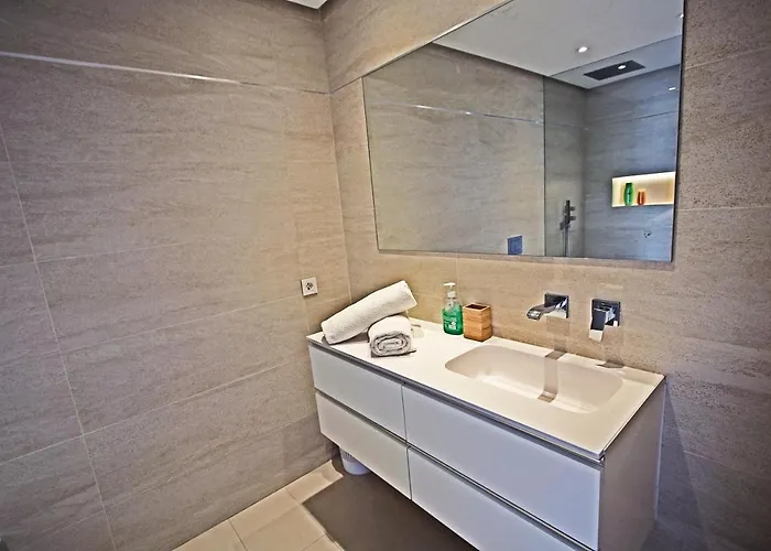 Marbella Home Rentals - Frontline 2Br Penthouse, Puerto Banus Marbella