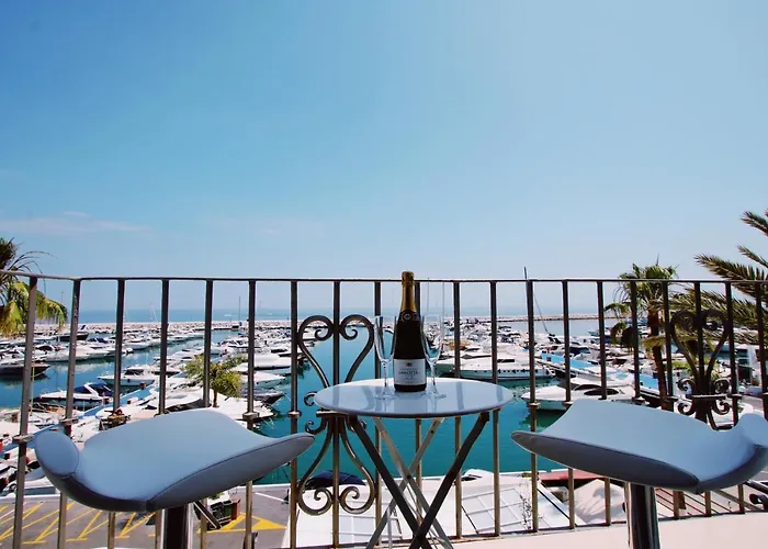 Marbella Home Rentals - Frontline 2Br Penthouse, Puerto Banus *