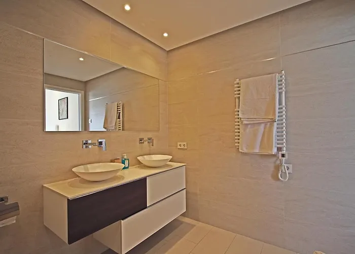 Marbella Home Rentals - Frontline 2Br Penthouse, Puerto Banus *