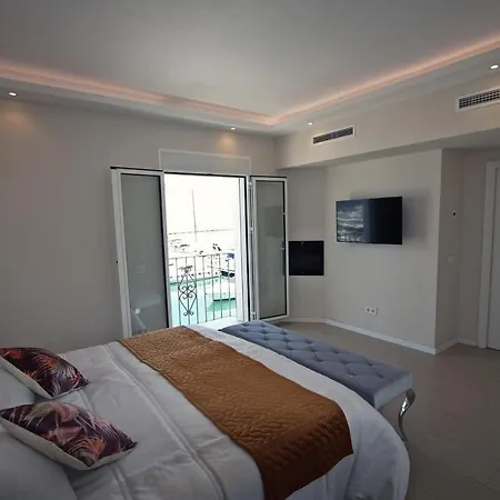 Marbella Home Rentals - Frontline 2Br Penthouse, Puerto Banus Appartamento *