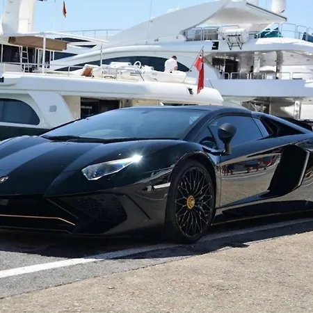 Marbella Home Rentals - Frontline 2Br Penthouse, Puerto Banus アパート *